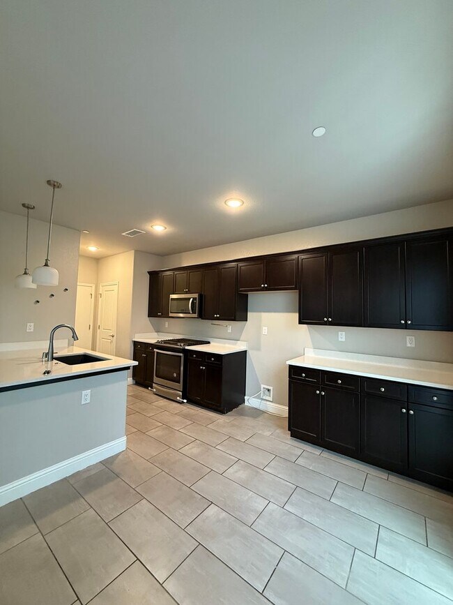 Building Photo - Charming 3-Bedroom Home in Family-Friendly 93727 Neighborhood