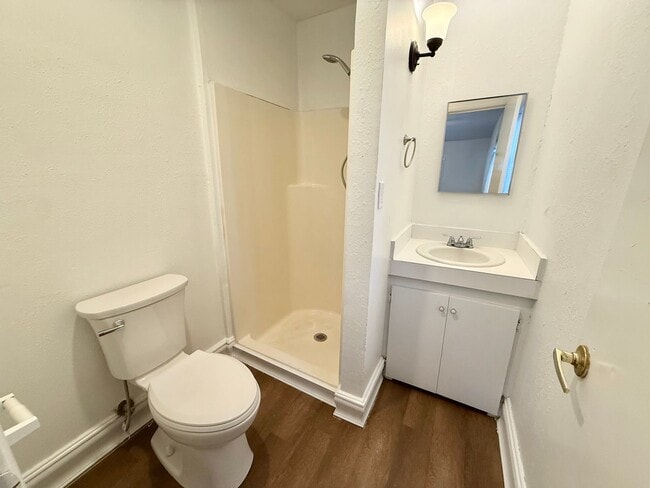 Building Photo - 4-bed, 3-bath, HUGE yard!