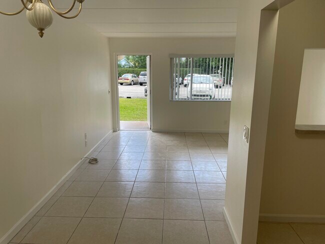 Building Photo - 100 Village Green Cir E