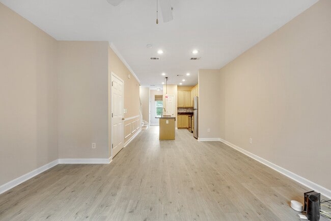Building Photo - 926 Iris St