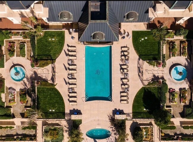 Building Photo - Charming 1BR Condo in Denver