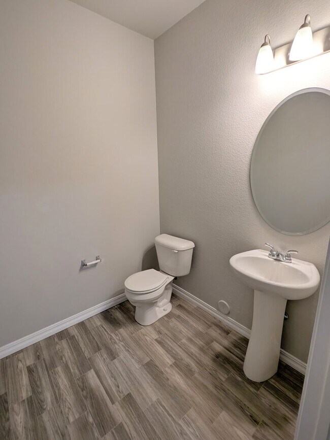 Building Photo - Three Bedroom Townhome