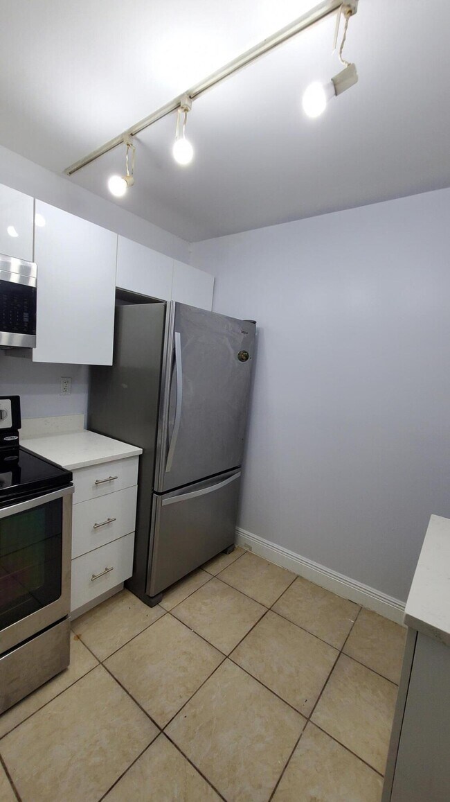 Building Photo - 721 N Pine Island Rd