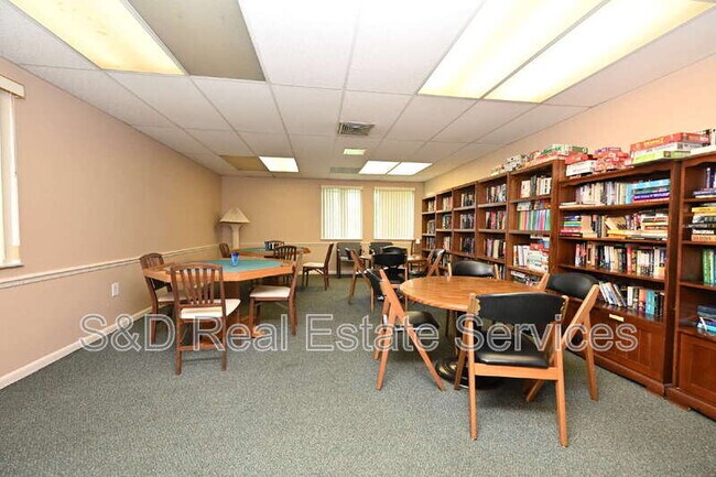 Building Photo - 2025 Sylvester Rd