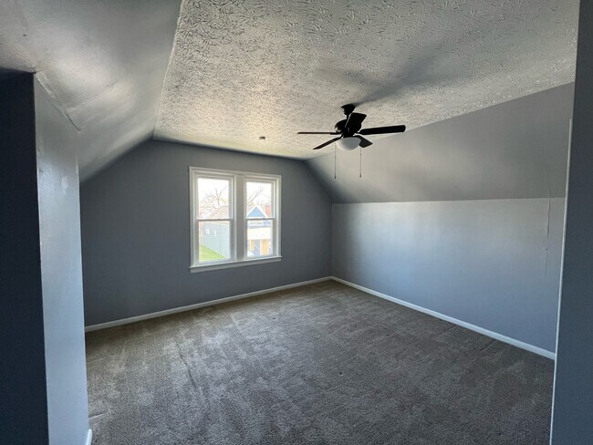 Building Photo - 1535 St Clair St