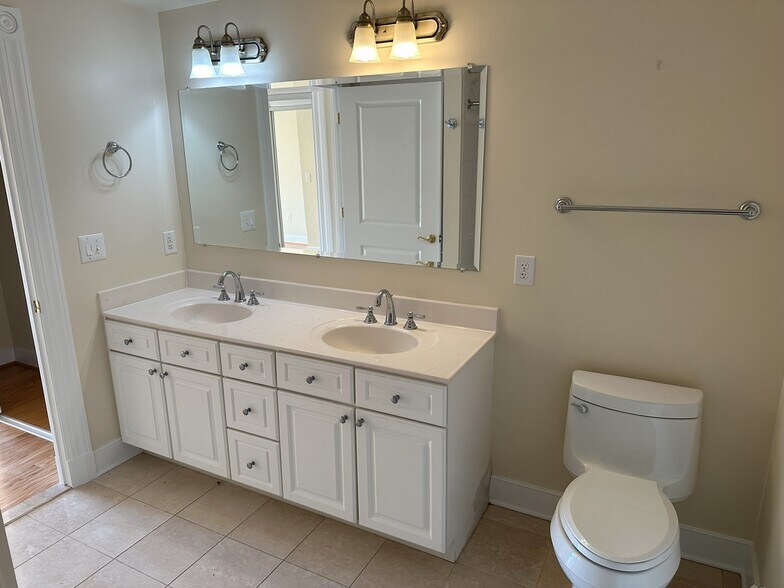 Primary Bathroom - 5 Park Pl