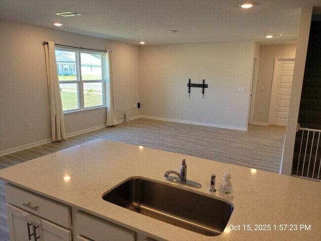 Building Photo - Large Family Home in Central Crestview