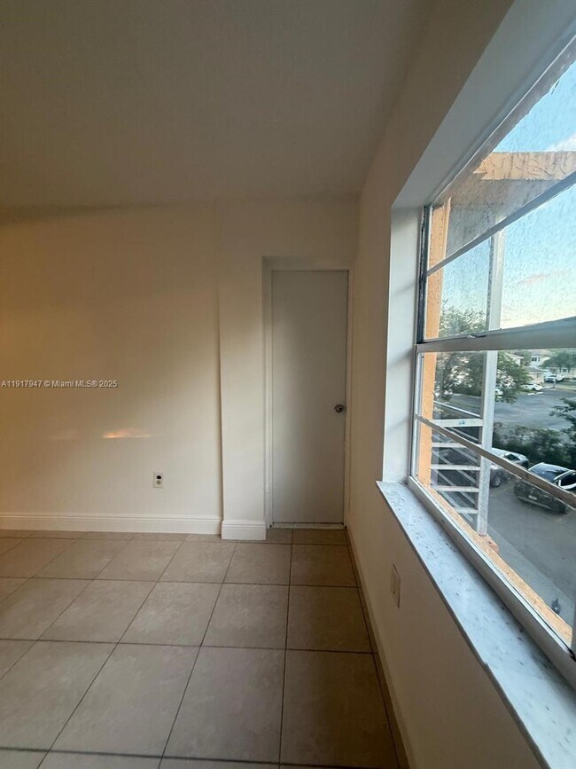 Building Photo - 4304 NW 9th Ave