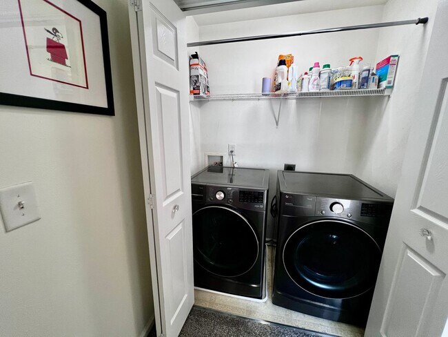 Building Photo - Charming 4 Bedroom home Near Virginia Beach Oceanfront!