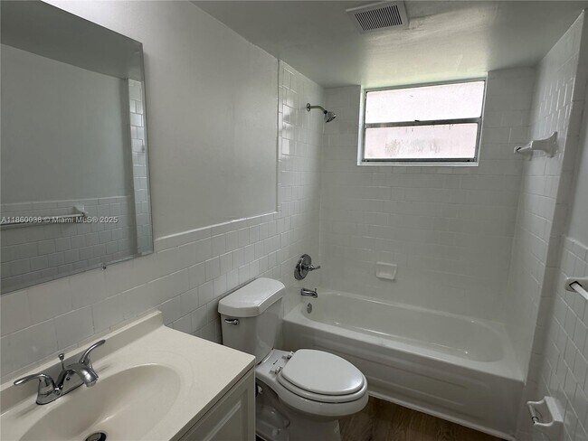 Building Photo - 5661 SW 36th Ct