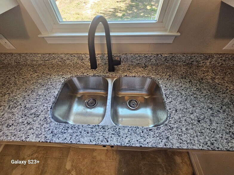 Building Photo - 13 Acme St