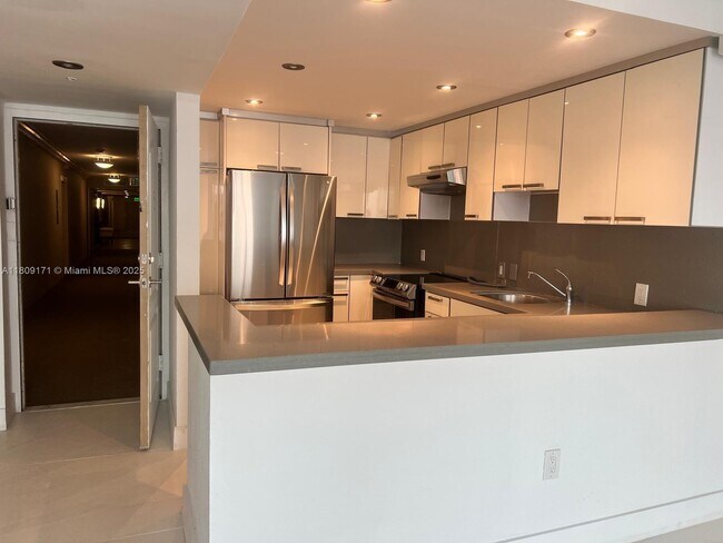 Building Photo - 3625 N Country Club Dr