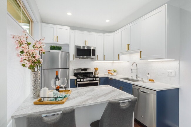 Building Photo - Spacious Judkins Park Townhouse- Parking-Lightrail