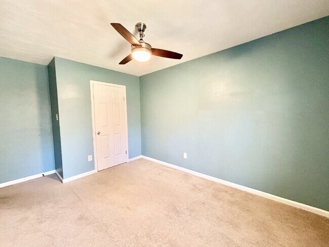 Building Photo - Gorgeous Townhome in Virginia Beach