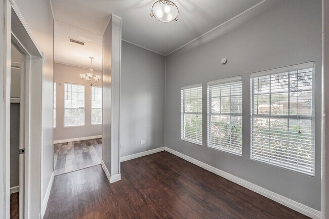 Building Photo - 401 S Anglin St