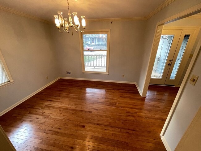 Building Photo - Charming 4 Bedroom Home in Downtown Shelbyville – Prime Location & Classic Comfort