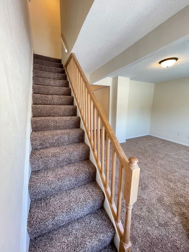 Building Photo - AVAILABLE JUNE 1st - 3 Bed, 1 bath House!