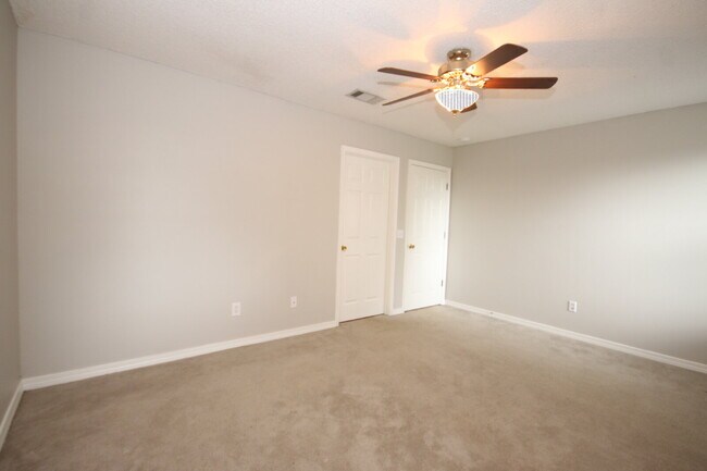Building Photo - Spacious 3/2 Brick Home with Screened Porc...