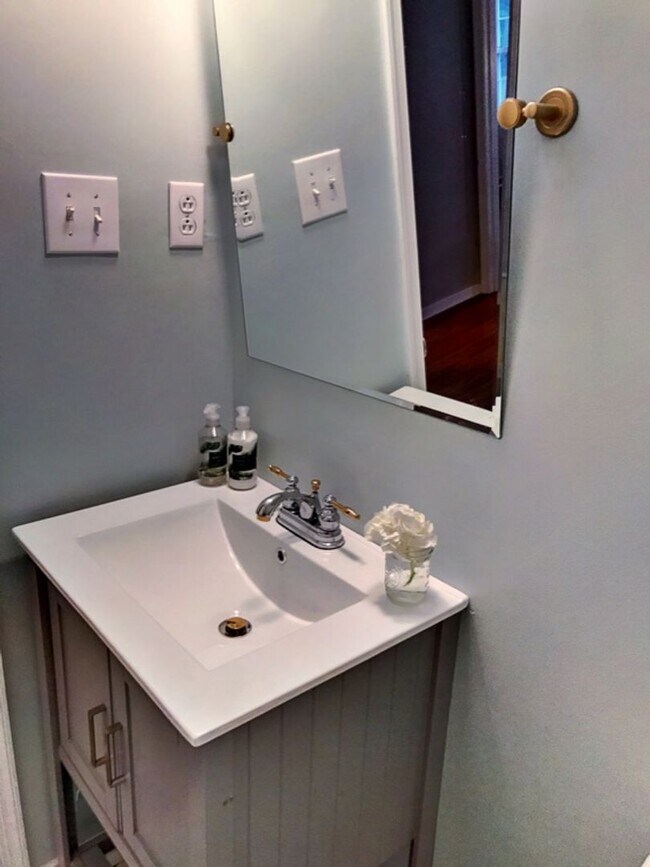 Building Photo - Stunning 3 Bedroom, 2.5 Bath Home in Short...