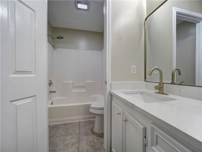 Building Photo - 3 bedroom 3 bath house