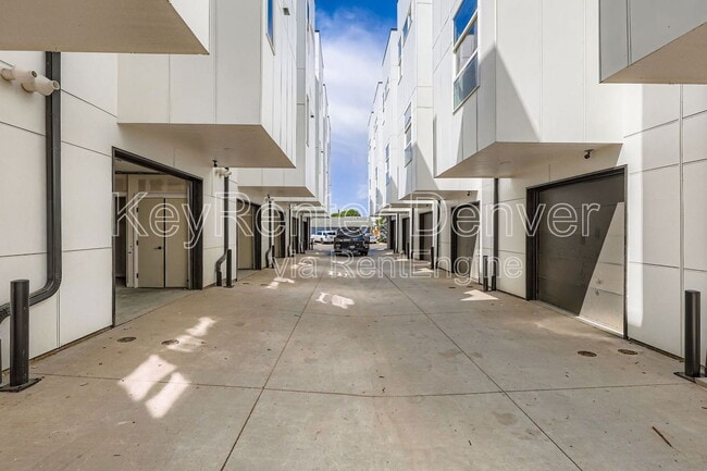 Building Photo - 4100 E Warren Ave