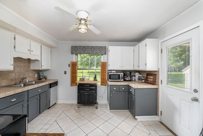 Building Photo - 1633 Sunset Dr