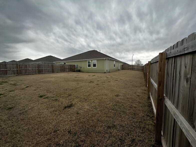 Building Photo - 613 W Christopher Dr