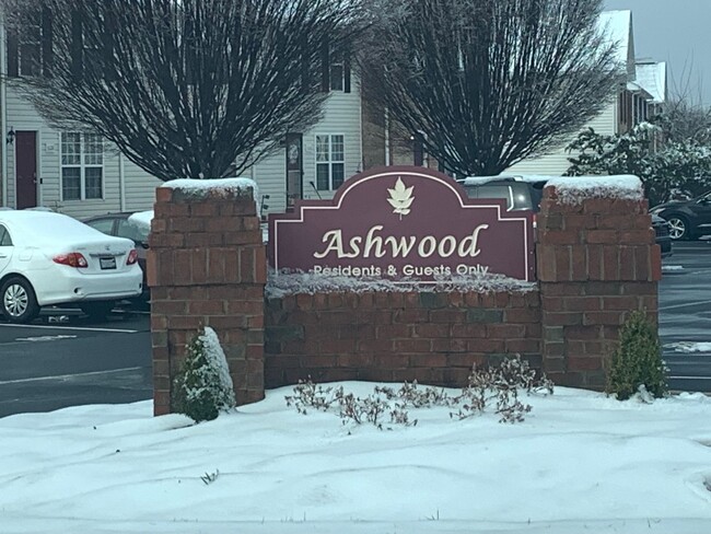 Building Photo - Ashwood Townhomes in Forest Area