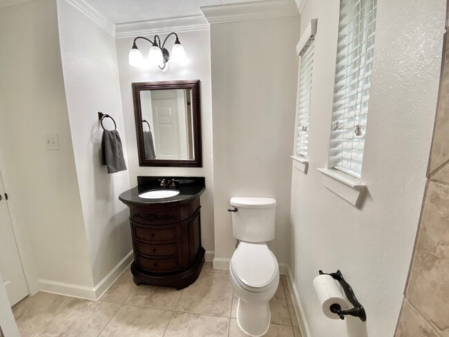 Building Photo - 1121 E San Augustine St