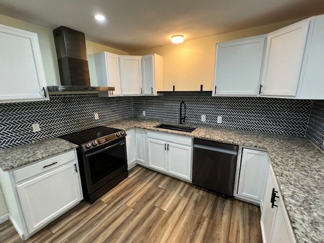 Building Photo - Newly Renovated 3B/2B Home Available in La...