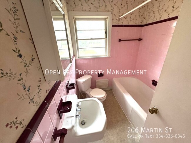 Building Photo - 206 Martin St