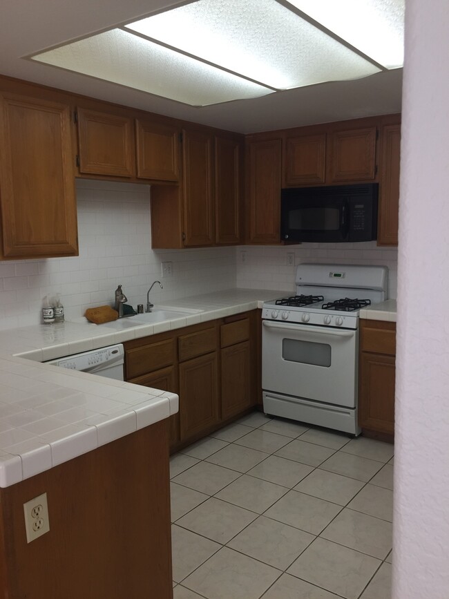 Building Photo - Cute & Private End Unit 3+2.5 Light & Brig...