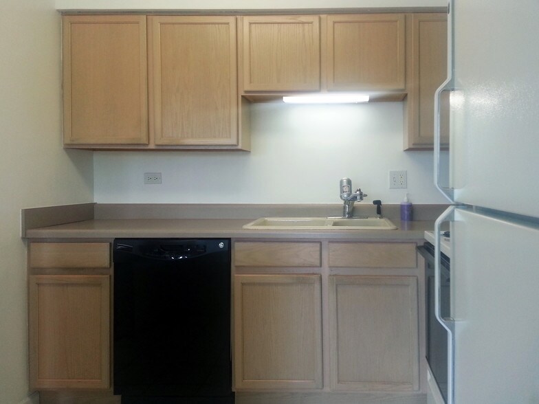 Building Photo - 995 S Ct of Shorewood