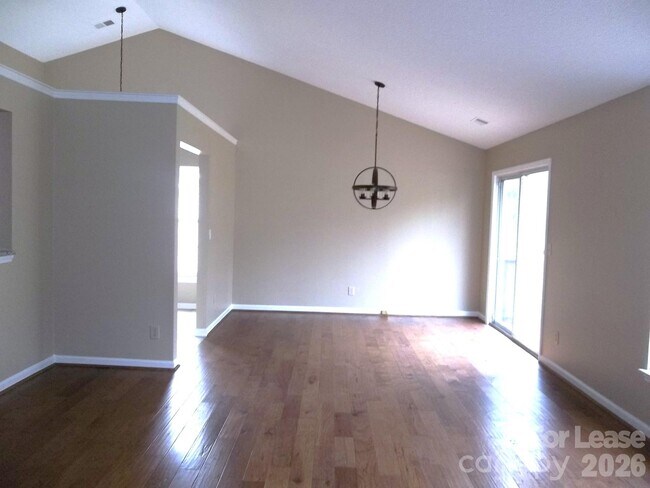 Building Photo - 115 W Bank Dr