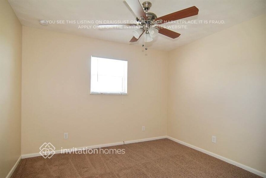 Building Photo - 832 SE Thornhill Dr