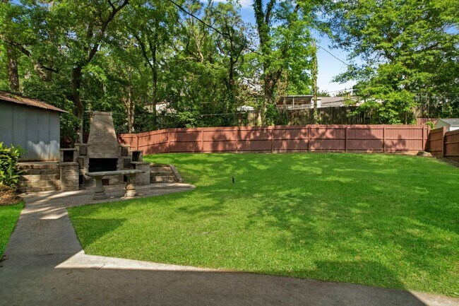 Building Photo - 1647 Lake Ella Dr