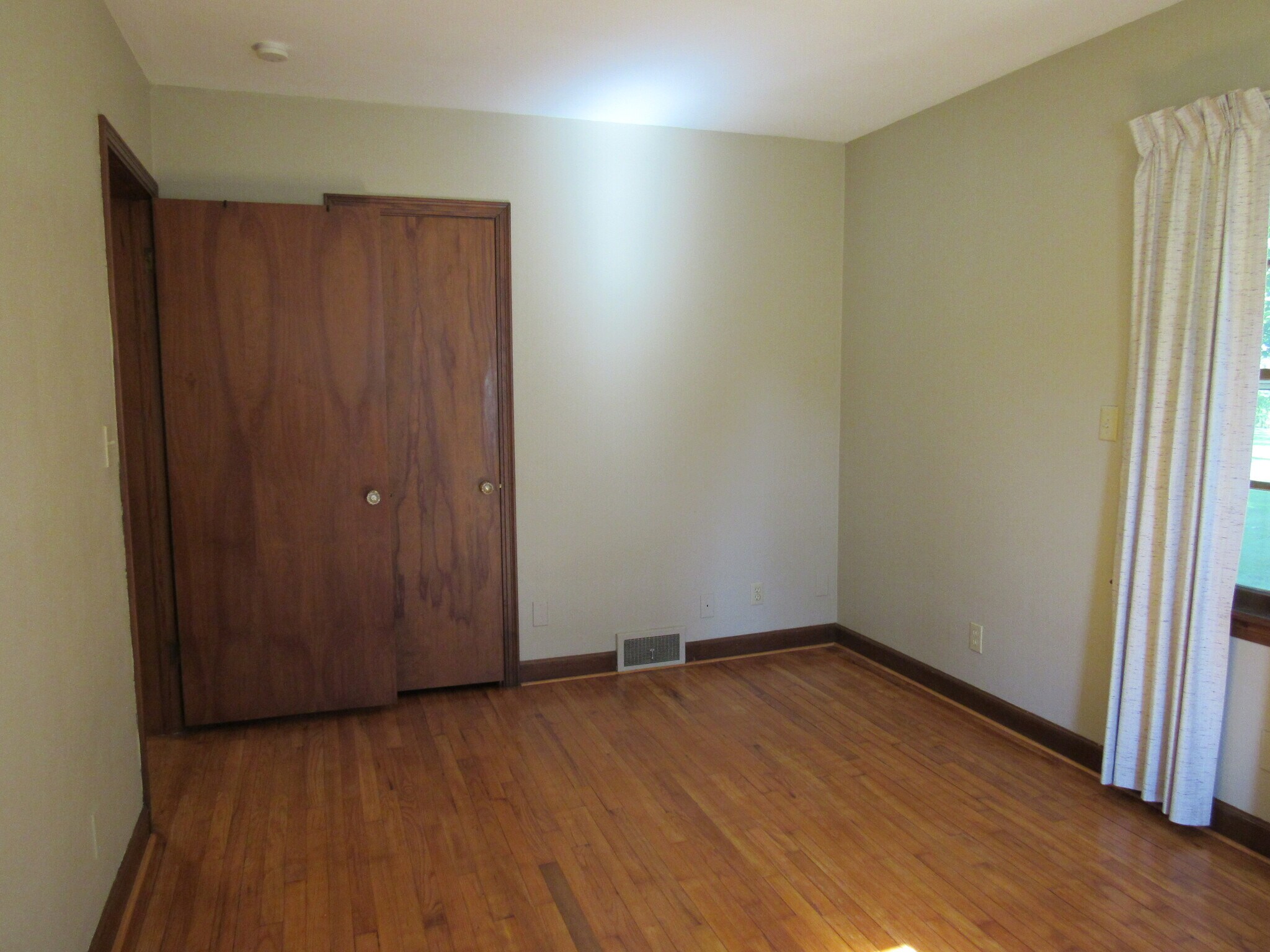 Building Photo - 1605 Broadlawn Ave