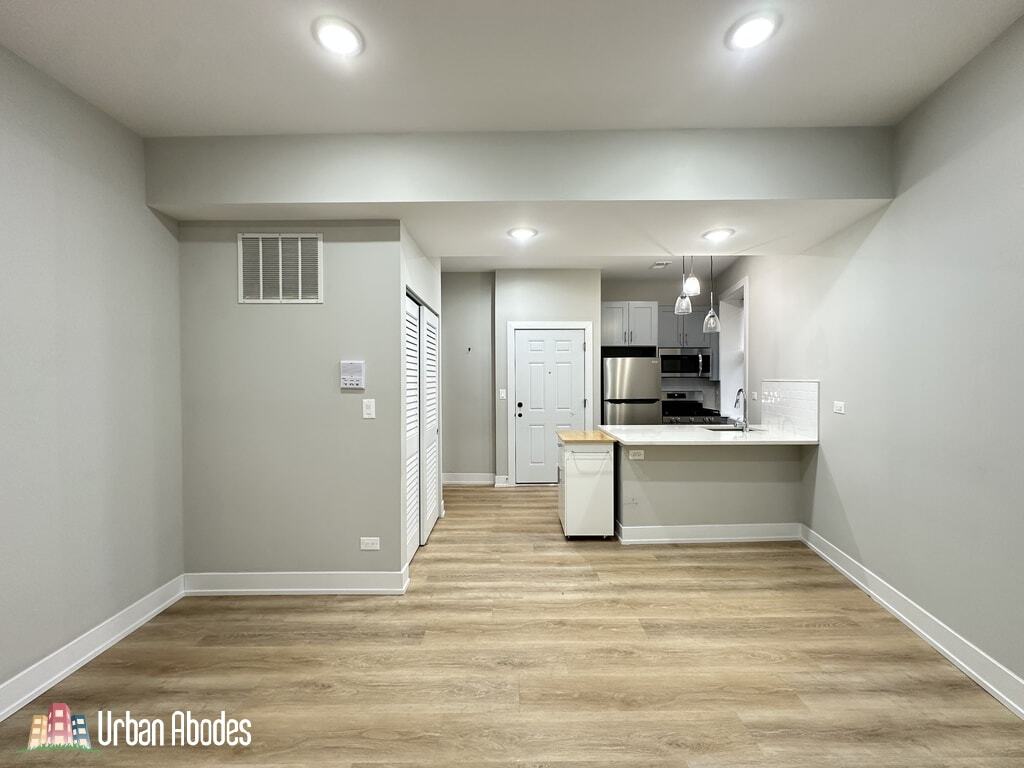 Building Photo - 445 W Belden Ave