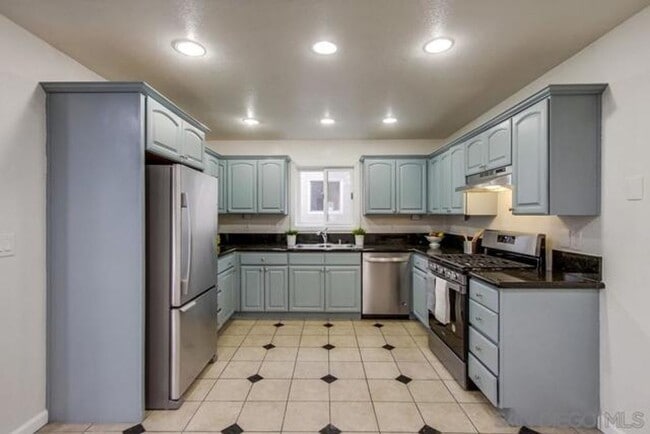 Building Photo - 2 Bed, 1.5 Bath Stunning, Gated Tri-Level ...
