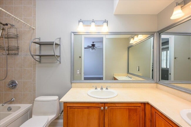 Building Photo - 538 NE 7th Ave