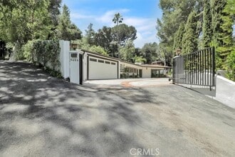 Building Photo - 9466 Hidden Valley Pl