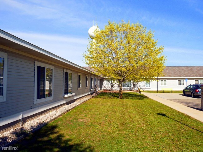 Front side view - Fieldstone Manor Apartments