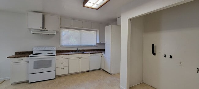 Building Photo - Great Eastside Location Across The Street From Shasta Meadows School