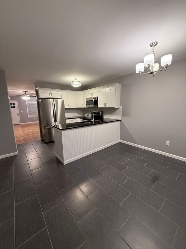 Building Photo - Beautifully Renovated 2 bedroom home with ...