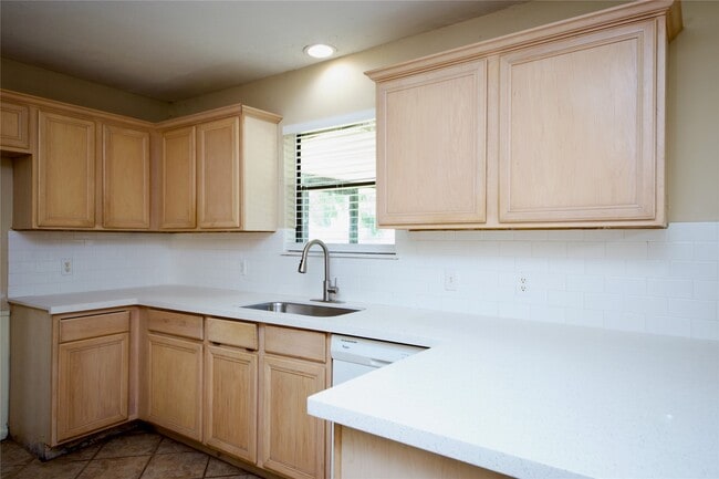Building Photo - 2109 Riverside Dr