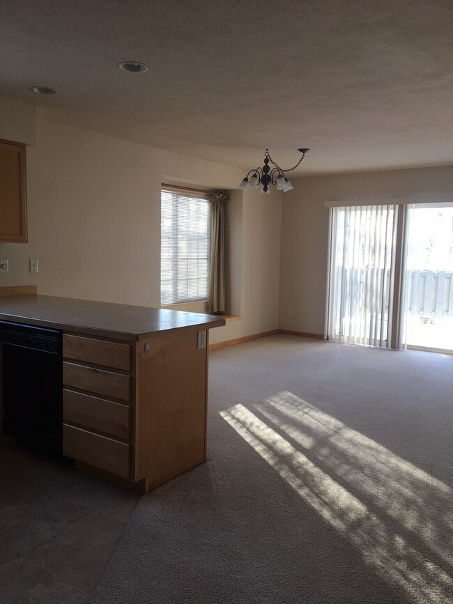 Building Photo - 2 Bedroom, 2 Bathroom Townhouse