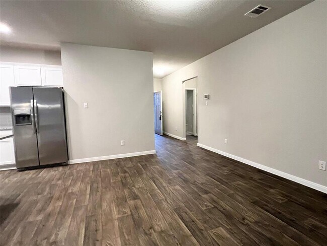 Building Photo - 105 Naset Dr