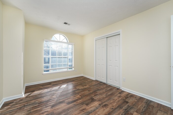 Building Photo - 725 Stonebrook Dr