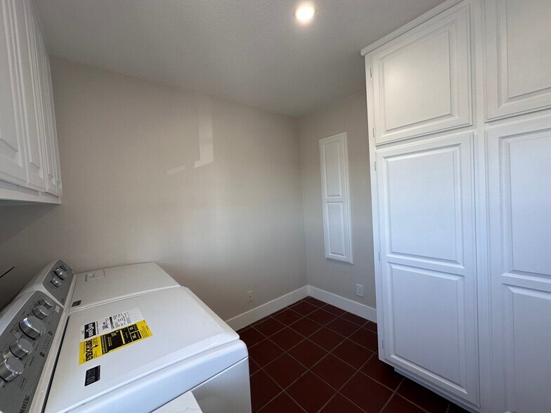Laundry room - 770 W 2nd St