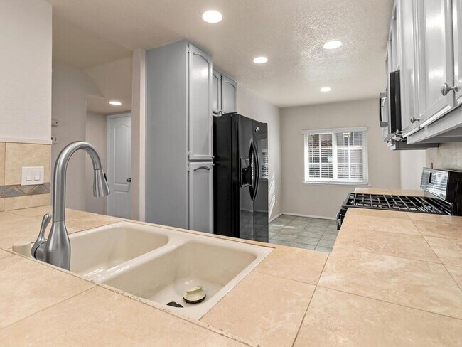 Building Photo - Desireable resort-lifestyle complex in the heart of La Costa!